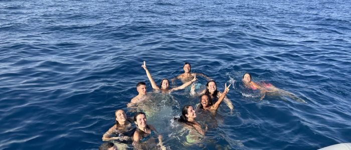 Amigos dandose un baño